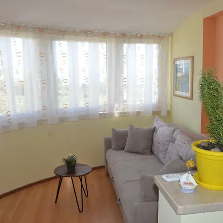 Sweet Dora Apartment Split